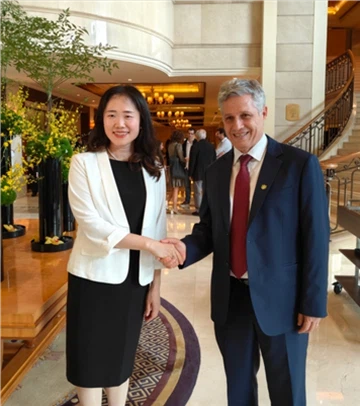 Phó Chủ tịch E Ministro Da Agricultura Do Brasil Estão Visualizando O Catálogo Da LANSU